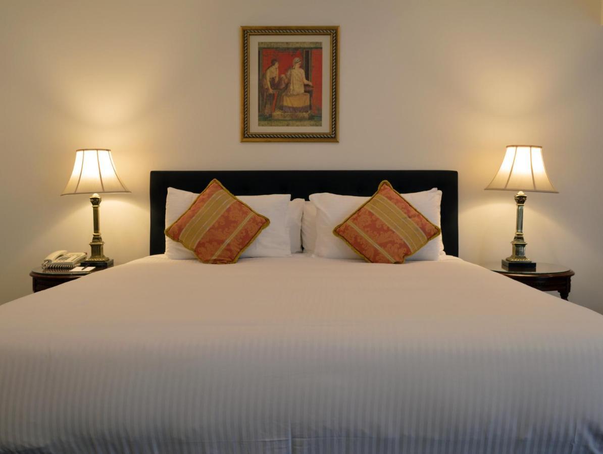Canterbury International Hotel Forest Hill Экстерьер фото