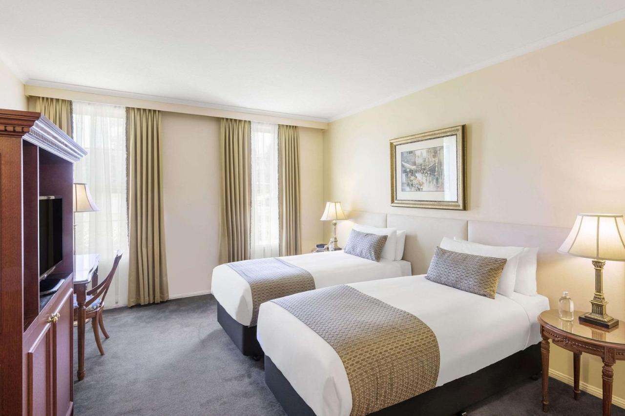 Canterbury International Hotel Forest Hill Экстерьер фото