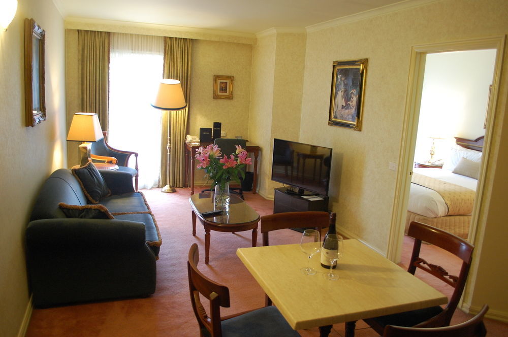 Canterbury International Hotel Forest Hill Экстерьер фото