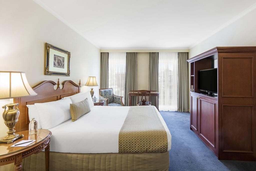Canterbury International Hotel Forest Hill Экстерьер фото