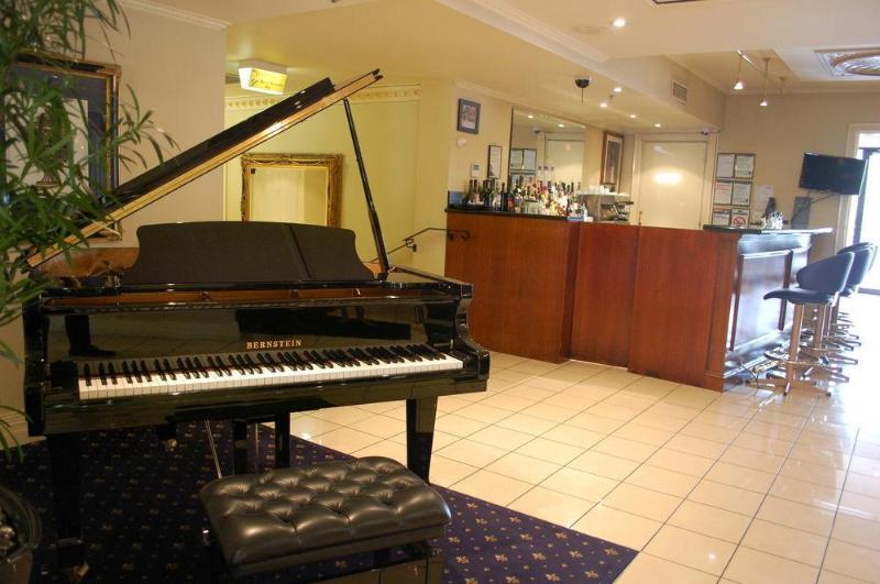 Canterbury International Hotel Forest Hill Экстерьер фото
