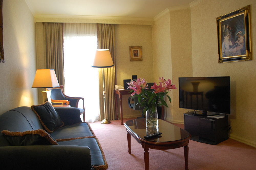 Canterbury International Hotel Forest Hill Экстерьер фото