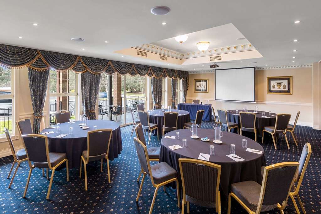 Canterbury International Hotel Forest Hill Ресторан фото